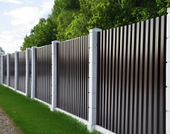 Забор из профнастила двусторонний с бетонными столбами черного цвета