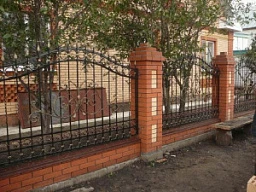 Кирпичные столбы под забор красного и белого цвета