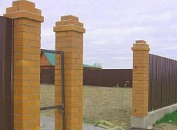 Столбы из кирпича для дачного забора